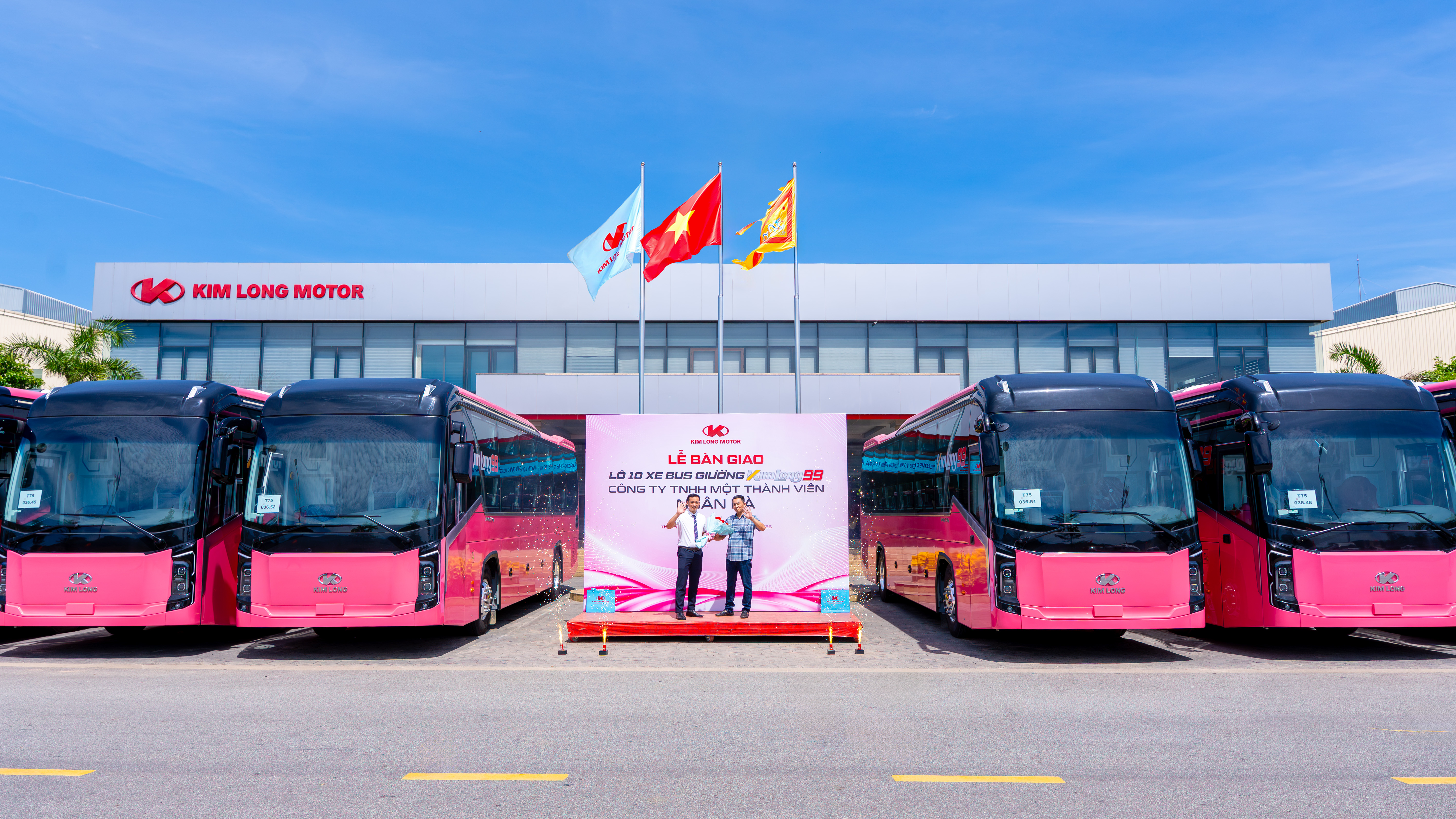 Ngày 19/06/2026, tại Khu công nghiệp sản xuất ô tô KIM LONG MOTOR Huế đã diễn ra lễ bàn giao 10 xe bus giường nằm KIMLONG99-G34 cho Công ty TNHH MTV Ngân Hà